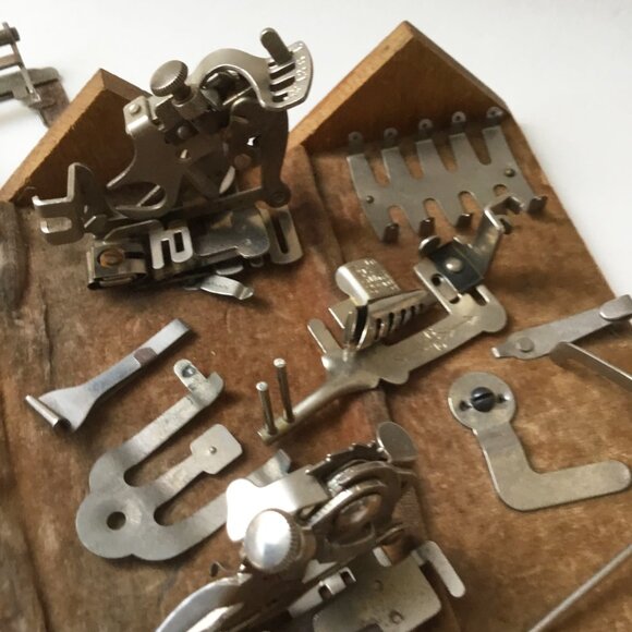 Antique Singer Wooden Fold Out Puzzle Box and Sewing Machine Attachments - Picture 9 of 12